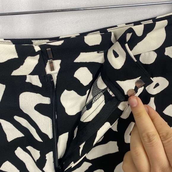 Urban Outfitters Alice + UO Black and White Eilis Geo Print Shorts - Size 10 - Picture 4 of 11